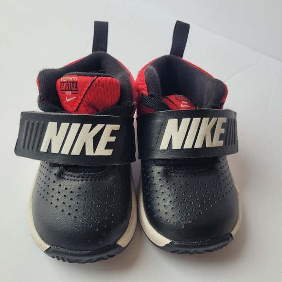 Nike Team Hustle Toddler Kids Red & Black Hightop Tennis Shoes Size 5C - Picture 2 of 10